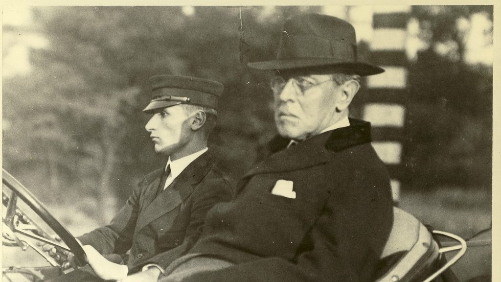 Tiếp đến, dư luận Mỹ xôn xao khi lan truyền nội dung một bức điện tín được cho là từ Ngoại trưởng Đức Arthur Zimmerman đề nghị viện trợ quân sự cho Mexico nếu như Mỹ tham chiến và đứng về phe Đồng minh chống lại Đức. Nếu đồng ý thì Mexico sẽ nhận được sự hỗ trợ tài chính lớn từ Đức để tái chiếm những lãnh thổ mà họ đã mất vào tay người Mỹ: ở bang Texas, New Mexico và Arizona.