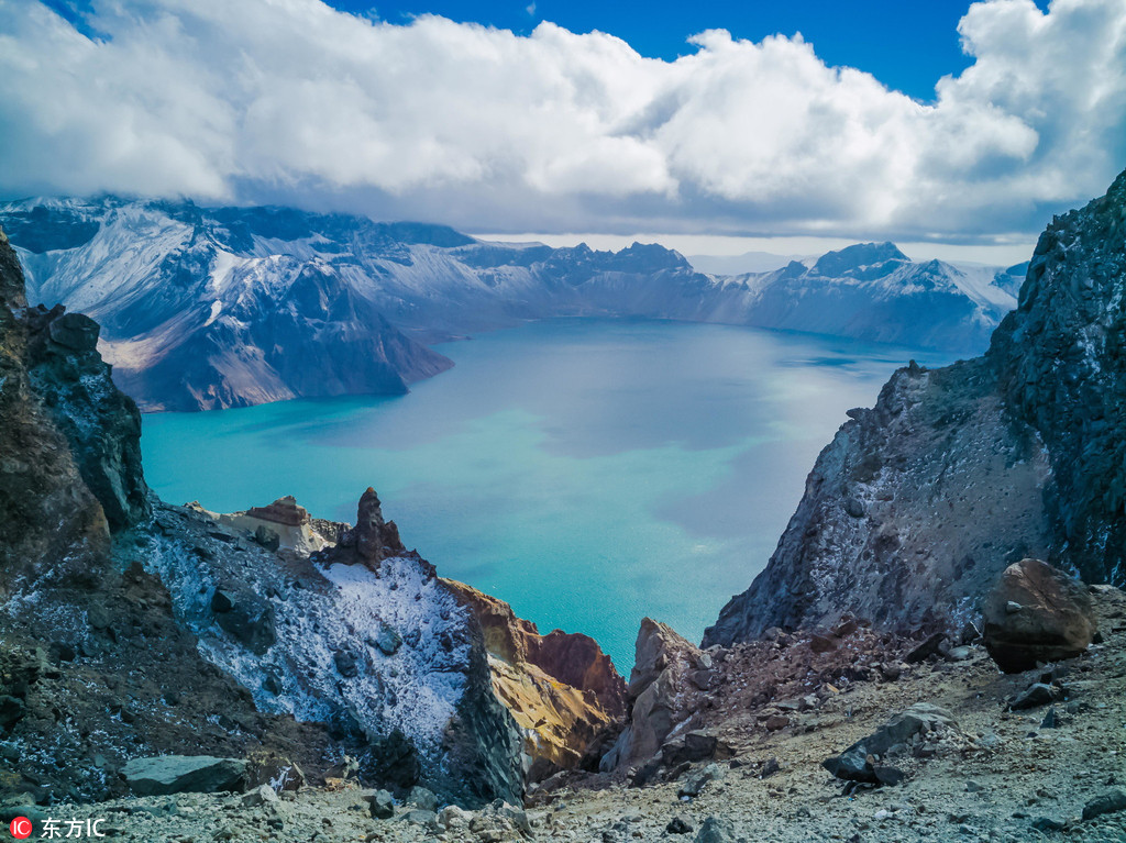 Không chỉ hấp dẫn du khách bởi vẻ đẹp thiên nhiên tuyệt đẹp, hồ Thiên Trì nổi tiếng với những câu chuyện bí ẩn về quái vật ẩn náu dưới hồ.