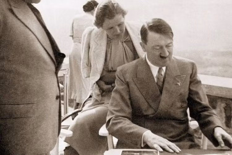 Hitler - người mới trở thành chú rể đã gọi người vợ mới cưới Braun là một người có “hiểu biết hạn chế” và “lòng trung thành mù quáng”.