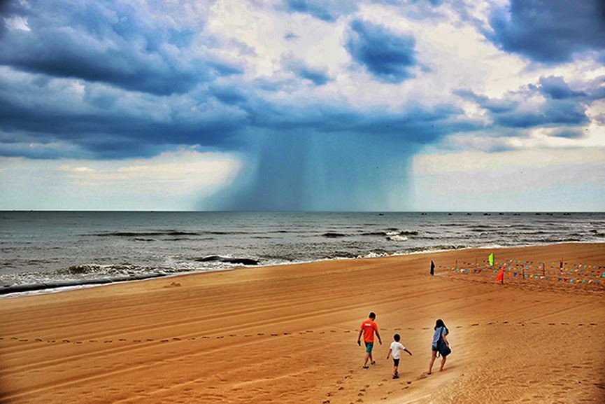 Hiện tượng hiếm gặp xảy ra tại bãi biển Hồ Tràm đã được một số người dân dùng điện thoại quay phim, chụp ảnh. Ảnh: Tiền Phong.