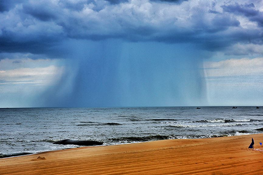 Chiều ngày 4/8/2018, trên bầu trời tại bãi biển Hồ Tràm - Bà Rịa, Vũng Tàu bất ngờ xuất hiện đám mây vô cùng lớn, xoáy ốc trông hệt như một vòi rồng, trông vừa đáng sợ mà cũng vô cùng đẹp mắt xuất hiện khoảng 30 phút. Ảnh: Tiền Phong.