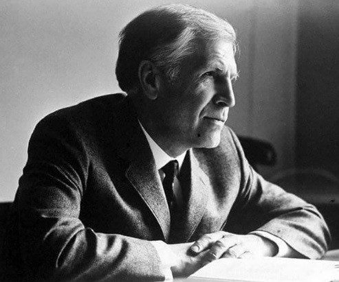 Vào năm 1925, ông Pontryagin vào học tại Khoa Vật lý và Toán học tại Đại học Moscow. Tại các lớp học, ông không ghi chép lại mà cố gắng ghi nhớ mọi thứ. Ông có trí nhớ phi thường nên có thể ghi nhớ lượng thông tin khổng lồ. Năm 27 tuổi, ông trở thành tiến sĩ vật lý và toán học.