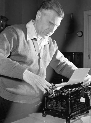 Theo đó, bà Tatiana trở thành người hỗ trợ tuyệt vời giúp con trai theo đuổi đam mê Toán học. Dù bị mù nhưng Pontryagin chưa từng sử dụng bảng chữ nổi Braille (bảng chữ cái dành cho người khiếm thị).