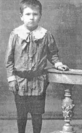 Bạn học của Pontryagin đã tới nhà và đọc cho cậu nghe nội dung bài giảng trên lớp, giúp làm bài tập về nhà. Trong các môn học, Pontryagin hứng thú nhất với môn Toán. Mẹ của Pontryagin là bà Tatiana Andreyevna đã hỗ trợ con trai rất nhiều trong học tập, đặc biệt là đọc cho cậu những cuốn sách về Toán học.