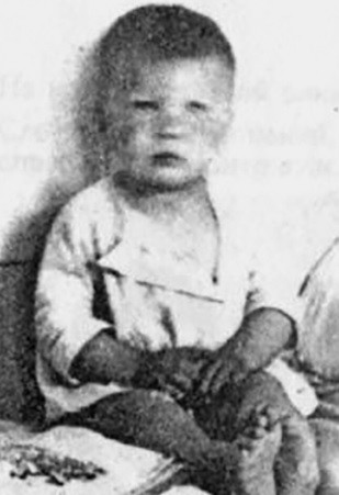 Sự việc xảy ra vào một ngày trong năm 1921. Khi ấy, cậu học sinh Pontryagin đang cố gắng sửa chữa bếp lò bị hỏng. Bất ngờ, bếp lò nổ tung khiến cậu bị mù. Những năm đầu tiên sau khi gặp chuyện đau lòng này, Pontryagin gặp khá nhiều khó khăn trong sinh hoạt và học tập. May mắn là cậu được gia đình và các bạn học giúp đỡ.