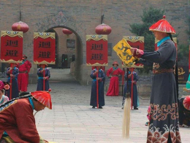 Người nhận thánh chỉ của hoàng đế có thể là hoàng thân quốc thích, văn võ bá quan, thậm chí là dân thường. Thông thường, thái giám sẽ là người đọc thánh chỉ.