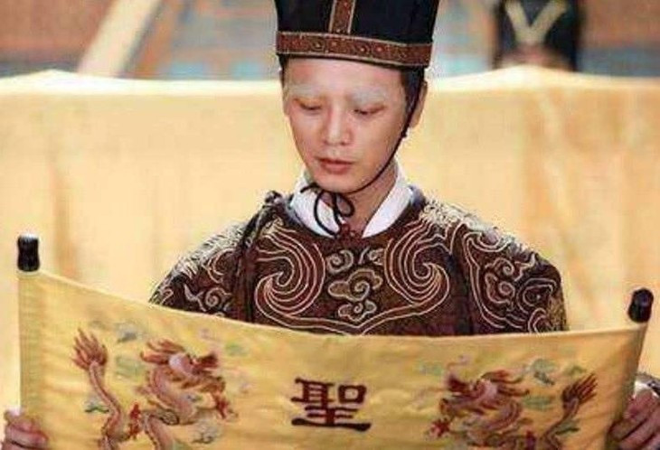 Thêm nữa, những vân mây trên thánh chỉ do những thợ thêu có tay nghề tốt nhất làm ra. Do đó, chỉ cần nhìn chữ "Phụng" ở đầu thánh chỉ có thể phân biệt được thật giả.