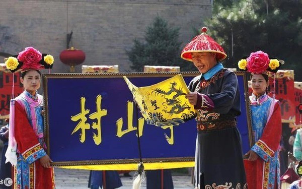 Phần cuối của thánh chỉ có đóng dấu ấn của ngọc tỷ. Ngọc tỷ là bảo vật quốc gia, tượng trưng cho quyền lực của nhà vua. Việc làm giả ngọc tỷ vô cùng khó. Một khi bị phát hiện làm giả ngọc tỷ thì người đó sẽ phải đối diện hình phạt tru di cửu tộc. Chính vì việc làm giả thánh chỉ có thể khiến nhiều người mất mạng nên không ai dám liều lĩnh làm việc này.