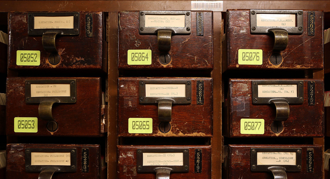 Sau khi hạm đội Mỹ ở Trân Châu Cảng bất ngờ bị tấn công vào ngày 7/12/1941, chính quyền Washington đã tuyên chiến với Nhật Bản và chính thức tham gia Thế chiến 2. Do lo sợ chiến tranh có thể xảy ra trên lãnh thổ đất liền nên giới chức Mỹ đã thực hiện một nhiệm vụ bí mật để bảo vệ các báu vật quốc gia tại địa điểm an toàn nhằm tránh bị kẻ thù cướp bóc, phá hủy.