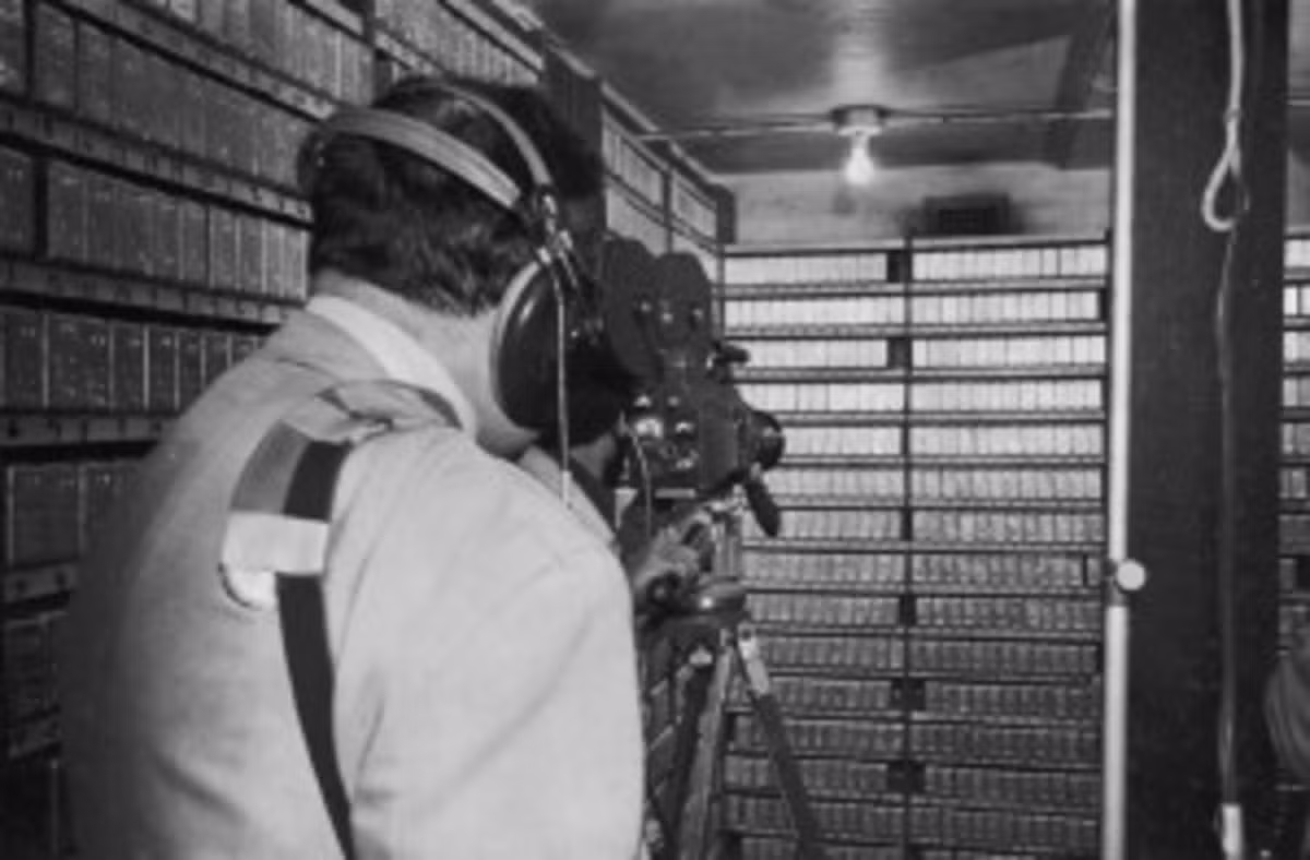 Kế đến, những kiện hàng lớn được bí mật đưa lên đoàn tàu. Chỉ một số ít quan chức cấp cao trong chính phủ Mỹ biết bên trong những kiện hàng đó là những báu vật quốc gia gồm: Tuyên ngôn Độc lập, bản gốc Hiến pháp, bản nháp Diễn văn Gettysburg do tổng thống Mỹ đời thứ 16 Abraham Lincoln viết, bản gốc Kinh thánh Gutenberg...