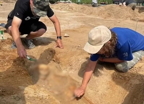 Theo nghiên cứu của các chuyên gia, thi hài đứa trẻ "ma cà rồng" sống và qua đời vào thế kỷ 17. Vào thời điểm tử vong, đứa trẻ khoảng 5 - 7 tuổi.