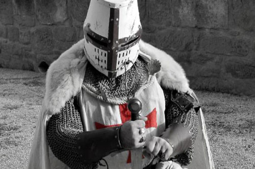 Vào thời Trung cổ, các lãnh chúa ở châu Âu thường phát động những cuộc chiến nhằm tranh giành ảnh hưởng, quyền lực, tiền tài... Theo đó, họ cần nhiều chiến binh thiện chiến, dũng mãnh để giành thắng lợi trong các trận chiến. Các hiệp sĩ là một phần lực lượng đó. Khi giúp lãnh chúa đánh thắng trận, hiệp sĩ sẽ được ban thưởng tiền bạc, thậm chí đất đai.