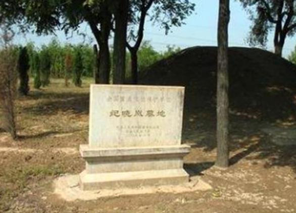 Điều khiến các chuyên gia bất ngờ là bên trong lăng mộ không chỉ có quan tài chứa di hài của Kỷ Hiểu Lam mà có 7 cỗ quan tài khác. Bên trong 7 quan tài này đều là hài cốt phụ nữ. Sau một số kiểm tra, các chuyên gia xác định họ là thê thiếp của Kỷ Hiểu Lam.