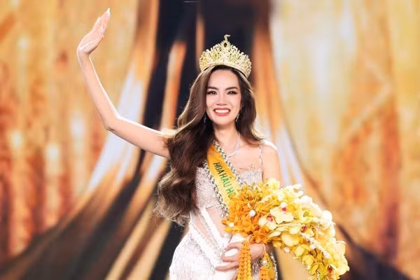 Thuc hu tin me Le Hoang Phuong ban nha cho con thi Hoa hau