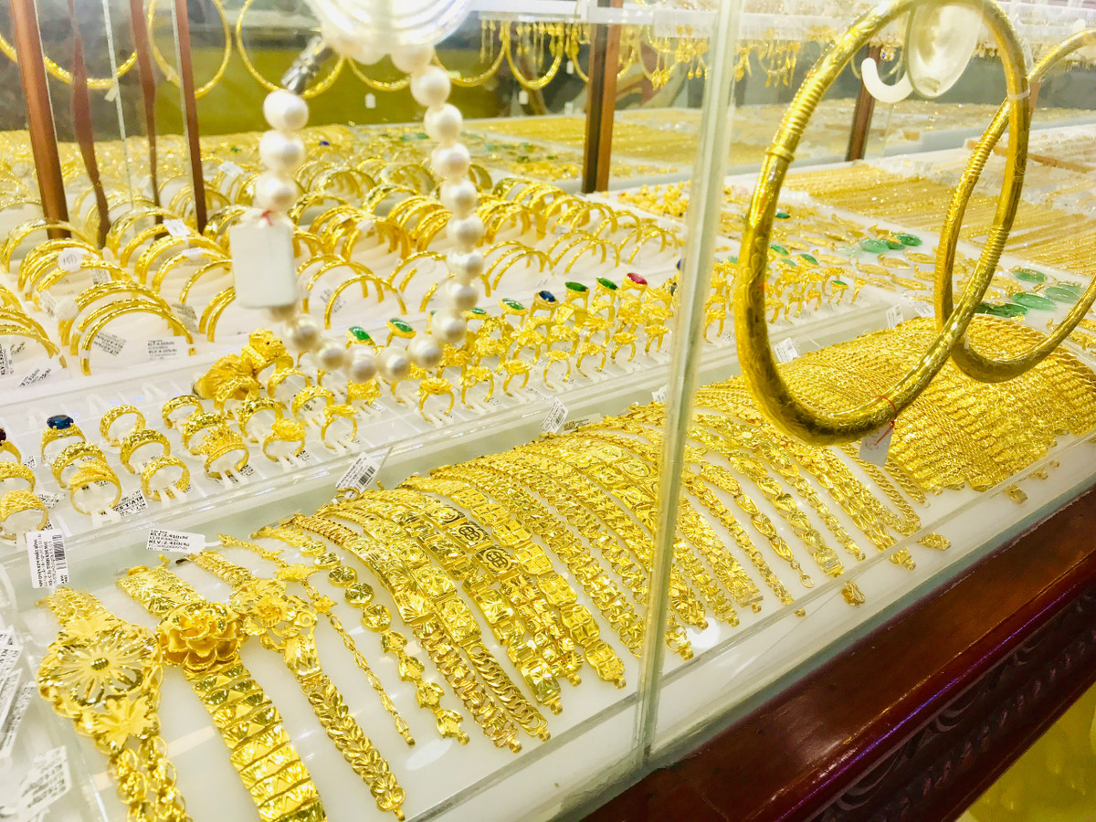 “Thường người ta thết vàng cho các tượng Phật mà tượng Đức Phật và Bồ tát thường ở tây phương cực lạc. Tháng này (tức tháng 7 Âm lịch) có gắn với thế giới bên kia nên người ta nghĩ mua vàng không có lợi”, Giáo sư Trần Lâm Biền nói về quan niệm kiêng mua vàng trong tháng cô hồn.