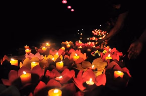 Đặc biệt, trong tháng cô hồn, nhiều người Việt kiêng chuyển nhà, mua vàng vì không đem lại may mắn. Bởi lẽ, theo quan niệm dân gian, tháng 7 Âm lịch hàng năm là mùa Vu Lan báo hiếu, là thời điểm giao thoa giữa linh hồn người đã khuất và con người ở cõi dương.