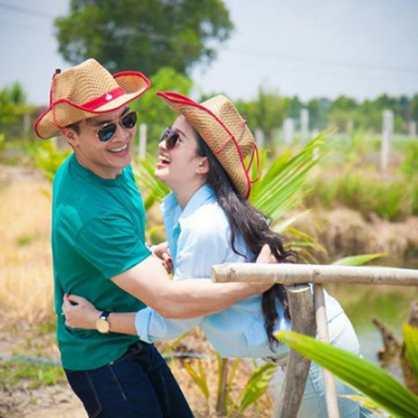 MC Hồng Phượng được mẹ chồng yêu thương nên cuộc sống gia đình ngày càng thăng hoa, hạnh phúc. Được biết, mối lương duyên của Quốc Cơ và MC Hồng Phượng bắt đầu từ chuyến công tác Hoa Kỳ với vai trò đại sứ văn hóa. Thời điểm ấy, tính cách trầm của Giang Quốc Cơ đã khiến trái tim Hồng Phượng bị lay động. Dù trước đó vài năm cô từng thực hiện bài phỏng vấn hoàng tử xiếc này.