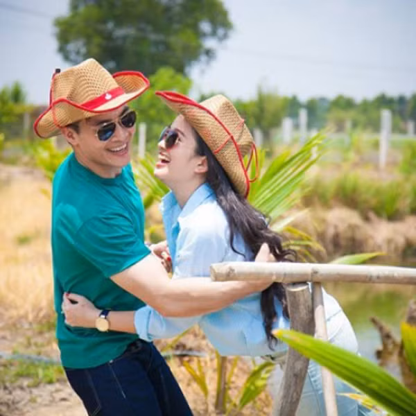 MC Hồng Phượng được mẹ chồng yêu thương nên cuộc sống gia đình ngày càng thăng hoa, hạnh phúc. Được biết, mối lương duyên của Quốc Cơ và MC Hồng Phượng bắt đầu từ chuyến công tác Hoa Kỳ với vai trò đại sứ văn hóa. Thời điểm ấy, tính cách trầm của Giang Quốc Cơ đã khiến trái tim Hồng Phượng bị lay động. Dù trước đó vài năm cô từng thực hiện bài phỏng vấn hoàng tử xiếc này.