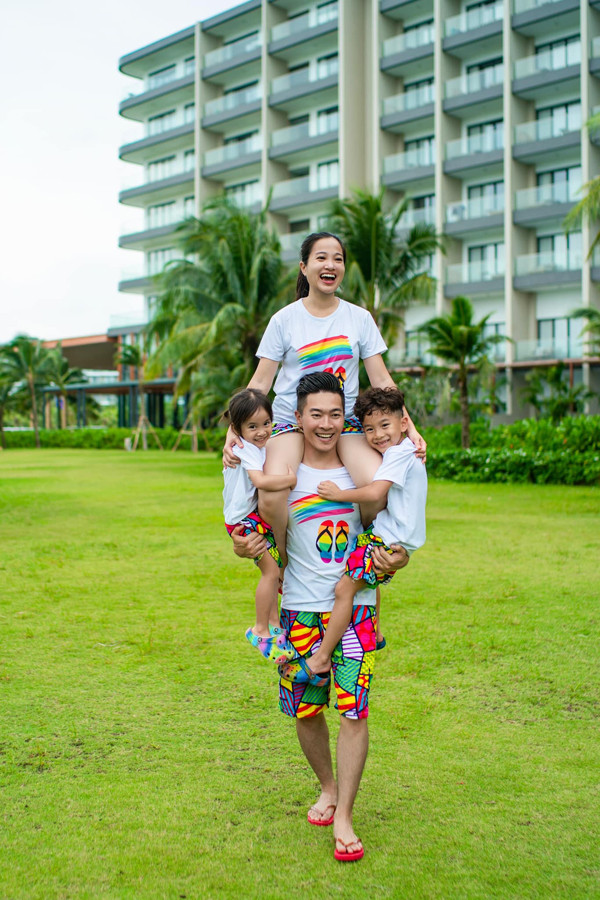 Chính vì vậy, khi trở về anh đã cố gắng làm mọi thứ để vợ bớt đi phần nào gánh nặng nuôi con. Hiện tại, gia đình nhỏ của Quốc Cơ và Hồng Phượng đang hạnh phúc viên mãn với 2 con đủ nếp, tẻ. Về MC Hồng Phượng, cô là một MC- BTV tài năng của đài HTV. Được biết, trước khi nổi tiếng và trở thành gương mặt MC sáng giá ở khu vực phía Nam, Hồng Phượng từng tham gia cuộc thi "Người dẫn chương trình truyền hình - Én Vàng" mùa giải năm 2006. Không chỉ làm MC cho nhiều chương trình nổi tiếng về giao lưu văn hóa các nước, cô còn tham gia một vài cuộc thi sắc đẹp. Cụ thể, MC Hồng Phượng còn có mặt tại cuộc thi "Duyên dáng truyền hình" - sân chơi cho các nữ MC xinh đẹp, tài năng và được nhiều người gọi ví von là cuộc thi hoa khôi của làng MC Việt.