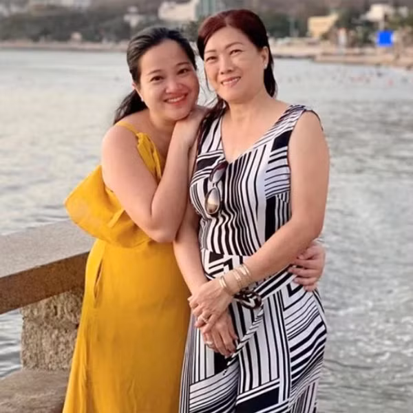  MC Hồng Phượng cách đây vài năm đã tiết lộ cô rất may mắn khi có một người mẹ chồng tâm lý. Trên trang cá nhân, vợ Quốc Cơ từng chia sẻ bài viết về cách đối xử chu đáo, thấu hiểu của mẹ chồng khi cô đang mang bầu.