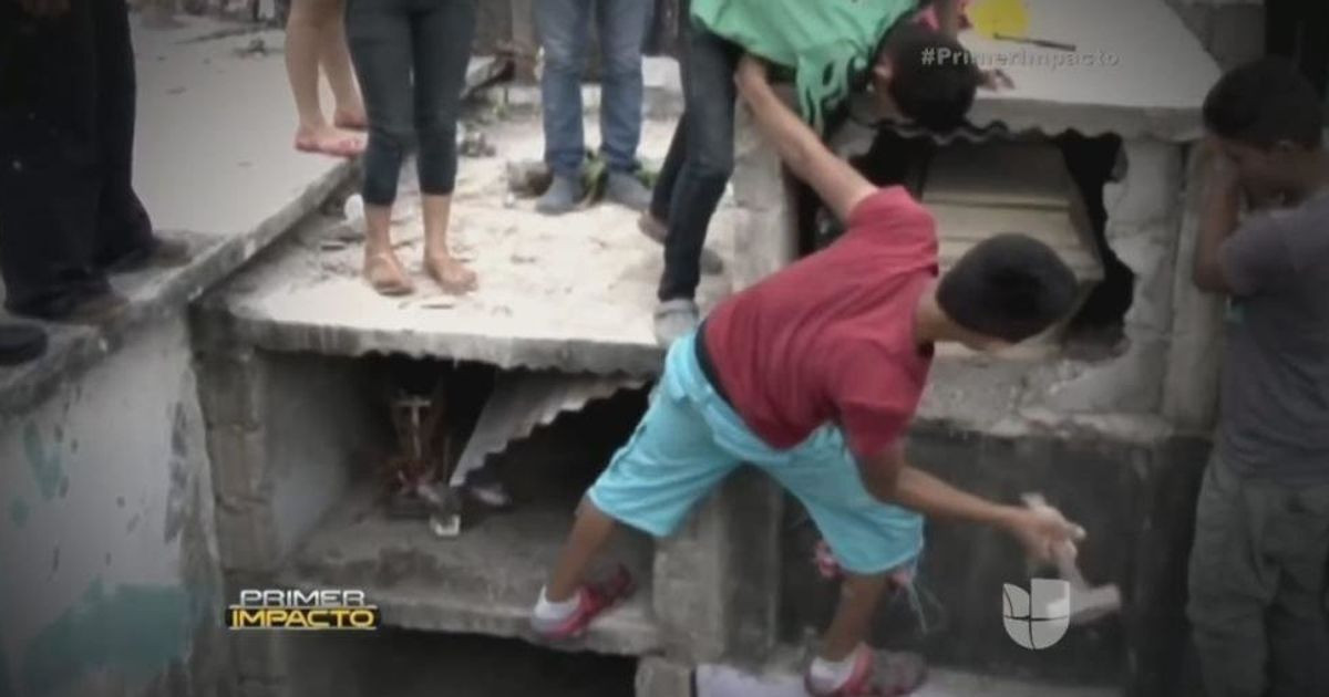 Do đó, anh đã gọi mọi người tới đập vỡ ngôi mộ bê tông và đưa quan tài của Neysi ra ngoài. Khi mở quan tài ra, mọi người thấy Neysi nằm bất động dù cơ thể vẫn còn ấm và trên đầu ngón tay cô có các vết bầm tím. Tấm kính trên quan tài bị đập vỡ. Họ nhanh chóng đưa cô tới bệnh viện. Một lần nữa, bác sĩ khẳng định cô đã chết.