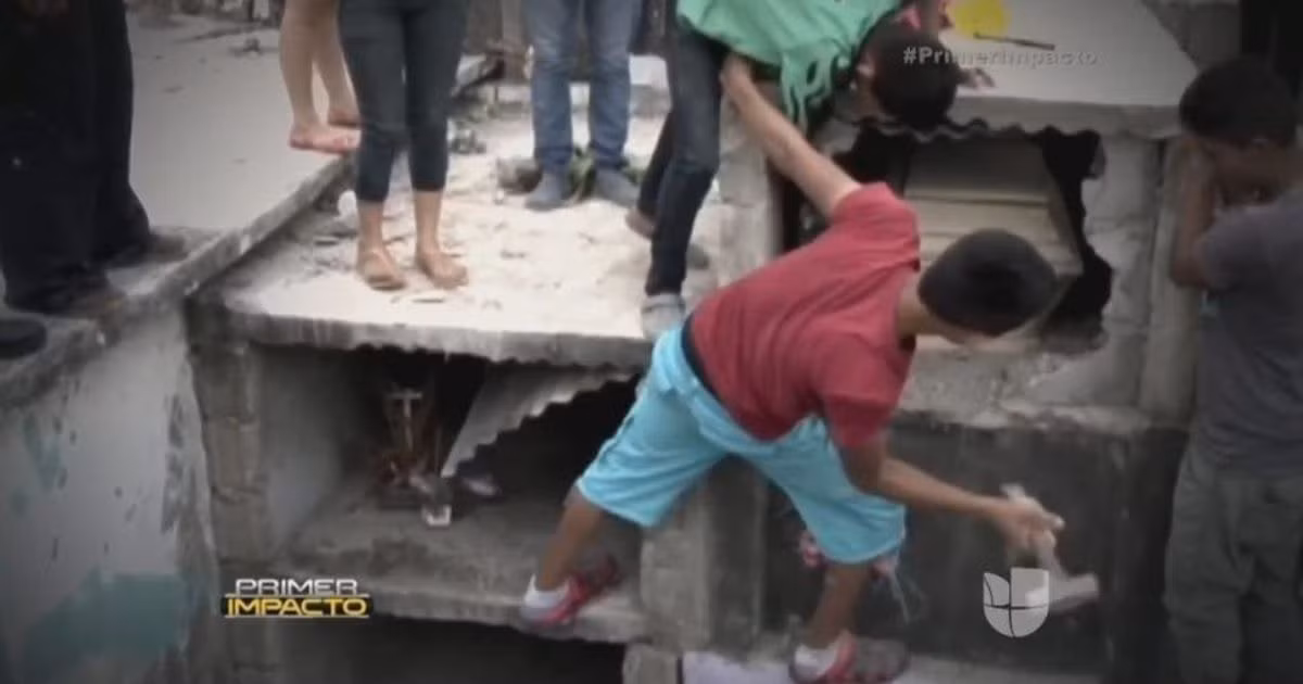 Do đó, anh đã gọi mọi người tới đập vỡ ngôi mộ bê tông và đưa quan tài của Neysi ra ngoài. Khi mở quan tài ra, mọi người thấy Neysi nằm bất động dù cơ thể vẫn còn ấm và trên đầu ngón tay cô có các vết bầm tím. Tấm kính trên quan tài bị đập vỡ. Họ nhanh chóng đưa cô tới bệnh viện. Một lần nữa, bác sĩ khẳng định cô đã chết.