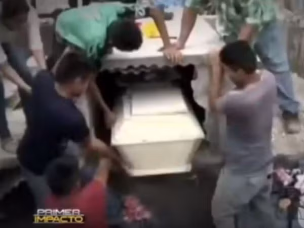 Theo các bác sĩ tại bệnh viện, tiếng súng đã gây chấn động mạnh đến tâm lý của Neysi khiến tim cô ngừng đập tạm thời. Căng thẳng cực độ khiến cơ thể Perez bị tê liệt và các cơ bắp không thể thực hiện được các chức năng cơ bản. Dù vậy, mẹ của Neysi đổ lỗi cho các bác sĩ chẩn đoán và ký giấy chứng tử quá vội vàng khiến con gái bị chôn sống.