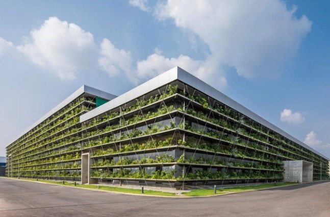 Nhà máy phủ xanh mặt tiền cực độc đáo, nhìn là mê ngay Nha may phu xanh mat tien cuc doc dao, nhin la me ngay