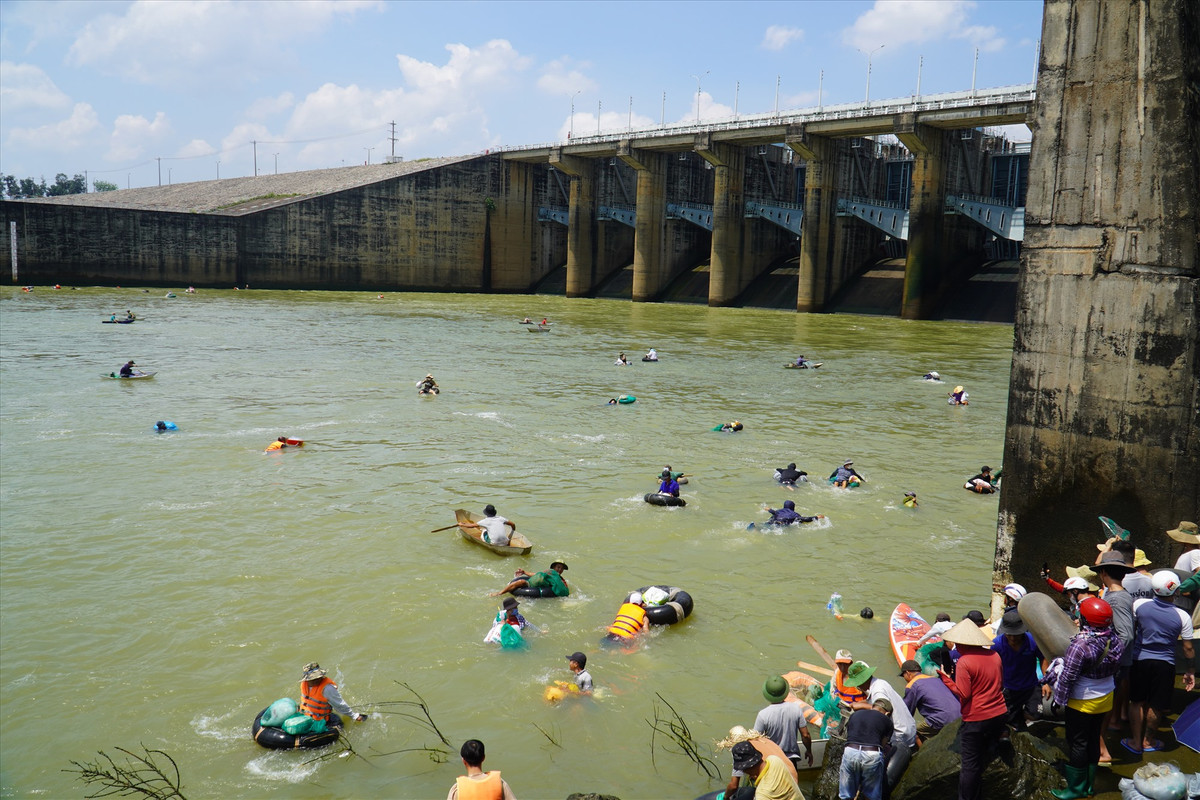 Theo ghi nhận của phóng viên, hàng trăm người dân chủ yếu là người đi đánh bắt cá mang theo nhiều dụng cụ đánh bắt như lưới cá, bộ kích điện, phao... để đánh bắt cá khủng. Tuy nhiên, lần này lực lượng chức năng có mặt từ sớm, những người dân mang theo bộ kích điện thì không được vào đánh bắt cá.