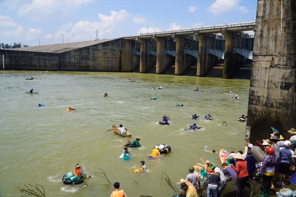 Theo ghi nhận của phóng viên, hàng trăm người dân chủ yếu là người đi đánh bắt cá mang theo nhiều dụng cụ đánh bắt như lưới cá, bộ kích điện, phao... để đánh bắt cá khủng. Tuy nhiên, lần này lực lượng chức năng có mặt từ sớm, những người dân mang theo bộ kích điện thì không được vào đánh bắt cá.