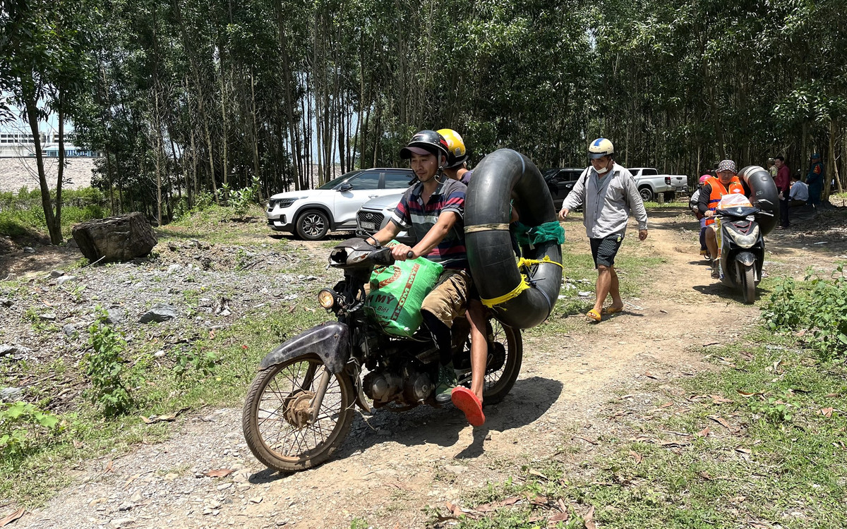 Người dân từ Đồng Nai, TPHCM, TP Biên Hoà đổ xô về hồ thuỷ điện Trị An để bắt cá sau khi hồ ngưng xả lũ.