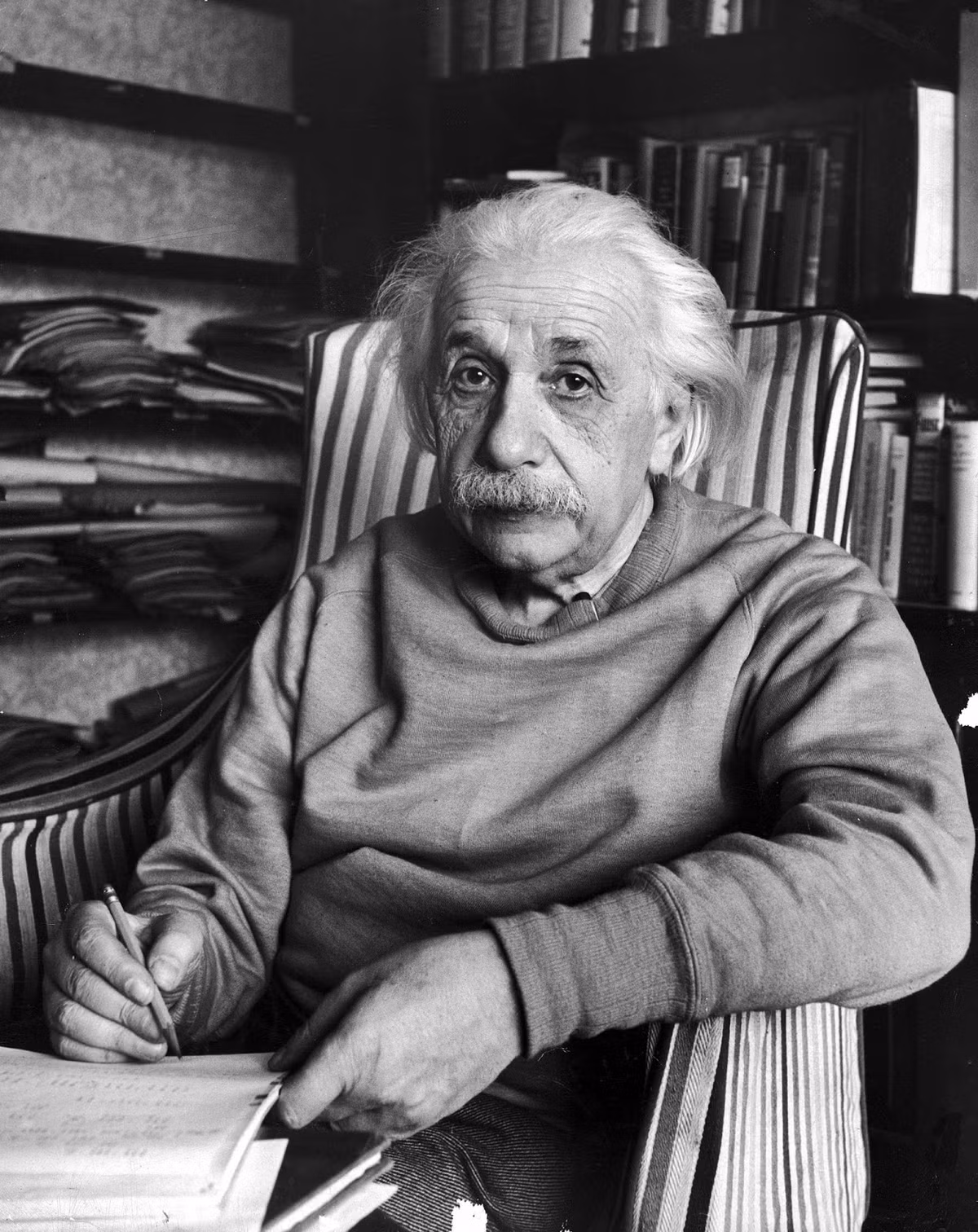 Nhà vật lý Einstein ngồi trong phòng làm việc tại nhà riêng ở Princeton năm 1948.