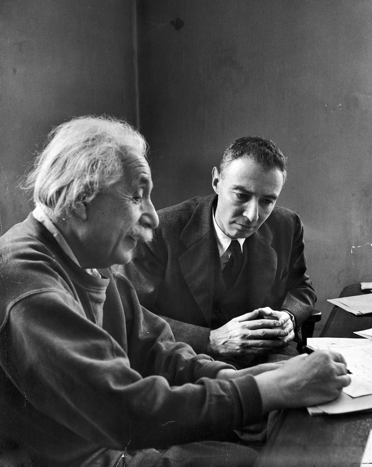 Einstein thảo luận với Robert Oppenheimer về những nghiên cứu trong lĩnh vực vũ trụ tại Viện nghiên cứu cao cấp Princeton năm 1947.