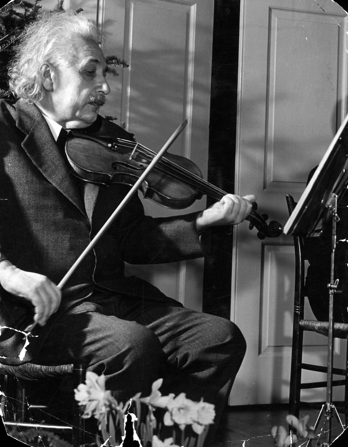 Lúc rảnh rỗi, thiên tài Einstein chơi vĩ cầm năm 1941.