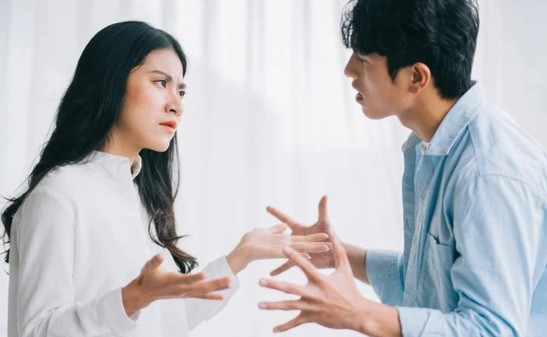 Vừa hết tuần trăng mật, chồng hùng hổ đòi ly hôn vì câu vô ý Vua het tuan trang mat, chong hung ho doi ly hon vi cau vo y