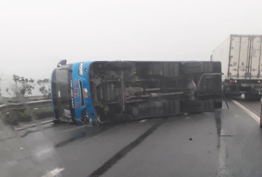 Xe khach lat tren cao toc chan ngang duong, 6 nguoi thoat nan