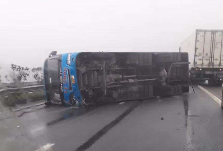 Xe khach lat tren cao toc chan ngang duong, 6 nguoi thoat nan