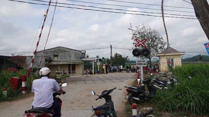 Việc hạ gác chắn chậm có dấu hiệu của hành vi Vô ý làm chết người theo quy định. Vô ý làm chết người" do vi phạm quy tắc nghề nghiệp hoặc quy tắc hành chính được quy định tại Điều 129 Bộ luật hình sự năm 2015, sửa đổi bổ sung 2017, khung hình phạt rất nặng, từ 1 năm đến 5 năm tù; phạm tội làm chết 2 người trở lên thì bị phạt tù từ 5 năm đến 12 năm".