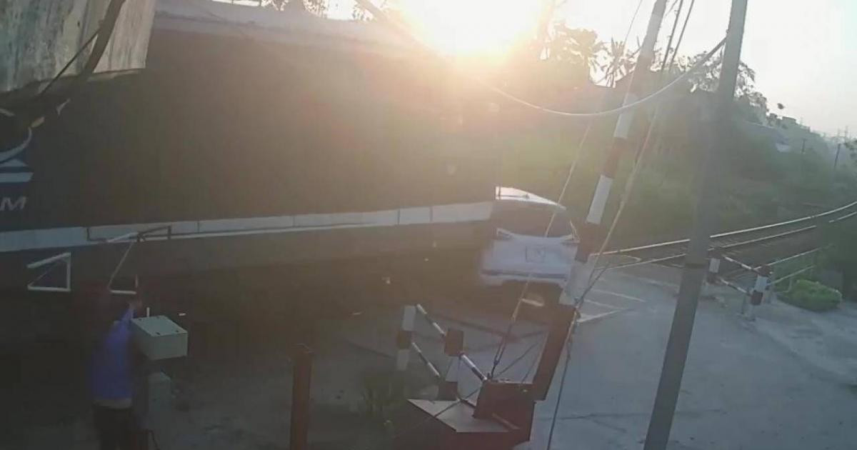 Lúc này đèn đỏ và chắn nguyên tắc cùng 1 lúc có hiệu lực. Nhân viên gác lại phải hạ thủ công thường công tác sẽ bị chậm hơn so với đèn bởi đèn đỏ được bật trước đó một thời gian. Việc hạ chận gác chắn rõ ràng là lỗi của nhân viên bởi khi ô tô đi qua tàu đã đến nơi dẫn đến va vào đuôi xe và bị hất văng, lúc này gác chắn chưa được hạ. Từ đó xác định rõ ràng, việc hạ gác chắn đã chậm hơn so với quy định. Lỗi này đã gây ra hậu quả đặc biệt nghiêm trọng, cơ quan điều tra cần căn cứ vào các nhân chứng, bằng chứng thời điểm xảy ra vụ việc để đánh giá cụ thể mức độ lỗi để tiến hành xử lý. 