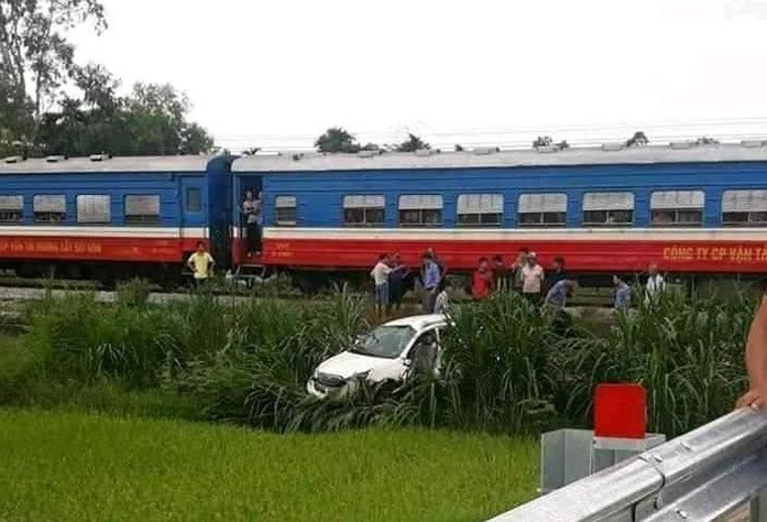 "Từ nhiệm vụ đóng, mở kịp thời chắn đường ngang, chắn đường bộ tại khu vực cầu chung đường sắt, bảo đảm an toàn cho người và phương tiện tham gia giao thông đường bộ khi phương tiện giao thông đường sắt chạy qua;...Nơi đường bộ giao nhau cùng mức với đường sắt có đèn tín hiệu, rào chắn và chuông báo hiệu thì nhân viên gác chắn phải có trách nhiệm đóng, mở kịp thời chắn đường ngang, chắn đường bộ tại khu vực cầu chung đường sắt, bảo đảm an toàn cho người và phương tiện tham gia giao thông đường bộ khi phương tiện giao thông đường sắt chạy qua"- Luật sư Tùng phân tích. 