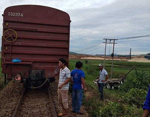 "Trong vụ việc tàu hỏa tông ô tô ở Quảng Ngãi khiến 1 cháu bé 2 tuổi tử vong, bố và mẹ của cháu (bố điều khiển xe và mẹ ngồi trên xe) bị thương rất nặng cũng xuất phát từ những nguyên nhân cơ bản thường thấy. Đầu tiên, theo thông tin nhận biết được thì đèn tín hiệu đã bật, yêu cầu các phương tiện phải chú ý quan sát, khi tàu di chuyển thì phải dừng chờ thời gian di chuyển của tàu qua địa điểm dừng kết thúc thì mới tiếp tục được di chuyển. Vì vậy, cần làm rõ vấn đề về việc đèn báo tín hiệu đã được bật kịp thời hay không? Lái xe liệu có lỗi trong quá trình điều khiển phương tiện theo quy định của luật hay không?" - luật sư Tùng nói. 