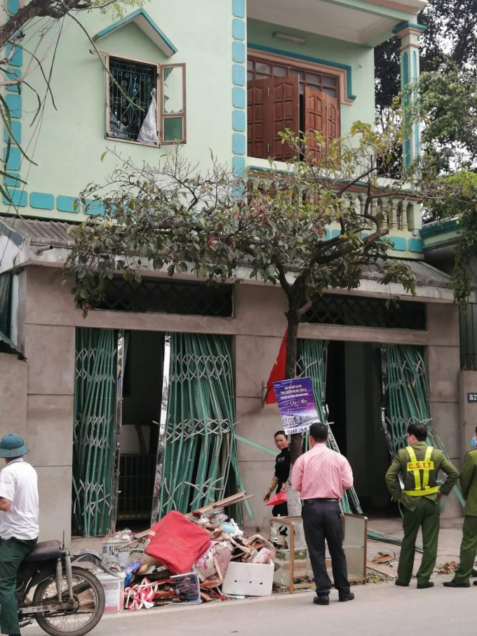  Nổ khí gas như bom, 1 phụ nữ bị bỏng nặng: Sáng 8/3, chị Nguyễn Hồng N., (SN 1973, phường Quyết Thắng, TP Sơn La, tỉnh Sơn La) nghe thấy tiếng xì gas, nên đã bật công tắc đèn điện để kiểm tra. Quá trình bật công tắc, tia lửa điện đã đánh lửa, khiến khí gas tích tụ trong nhà kín phát nổ. Hậu quả, chị N. bị bỏng nặng, nhiều nơi trên cơ thể bỏng độ 2, độ 3; nhiều đồ đạc trong nhà cũng bị vỡ, đổ, hư hỏng nặng; mảnh kính từ cửa sổ nhà bị vỡ bay xa gần 20 mét.