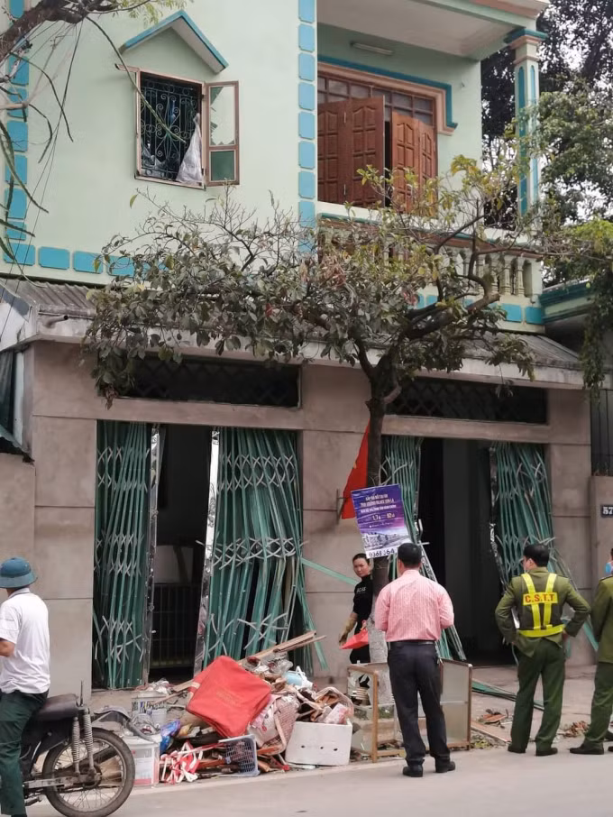  Nổ khí gas như bom, 1 phụ nữ bị bỏng nặng: Sáng 8/3, chị Nguyễn Hồng N., (SN 1973, phường Quyết Thắng, TP Sơn La, tỉnh Sơn La) nghe thấy tiếng xì gas, nên đã bật công tắc đèn điện để kiểm tra. Quá trình bật công tắc, tia lửa điện đã đánh lửa, khiến khí gas tích tụ trong nhà kín phát nổ. Hậu quả, chị N. bị bỏng nặng, nhiều nơi trên cơ thể bỏng độ 2, độ 3; nhiều đồ đạc trong nhà cũng bị vỡ, đổ, hư hỏng nặng; mảnh kính từ cửa sổ nhà bị vỡ bay xa gần 20 mét.