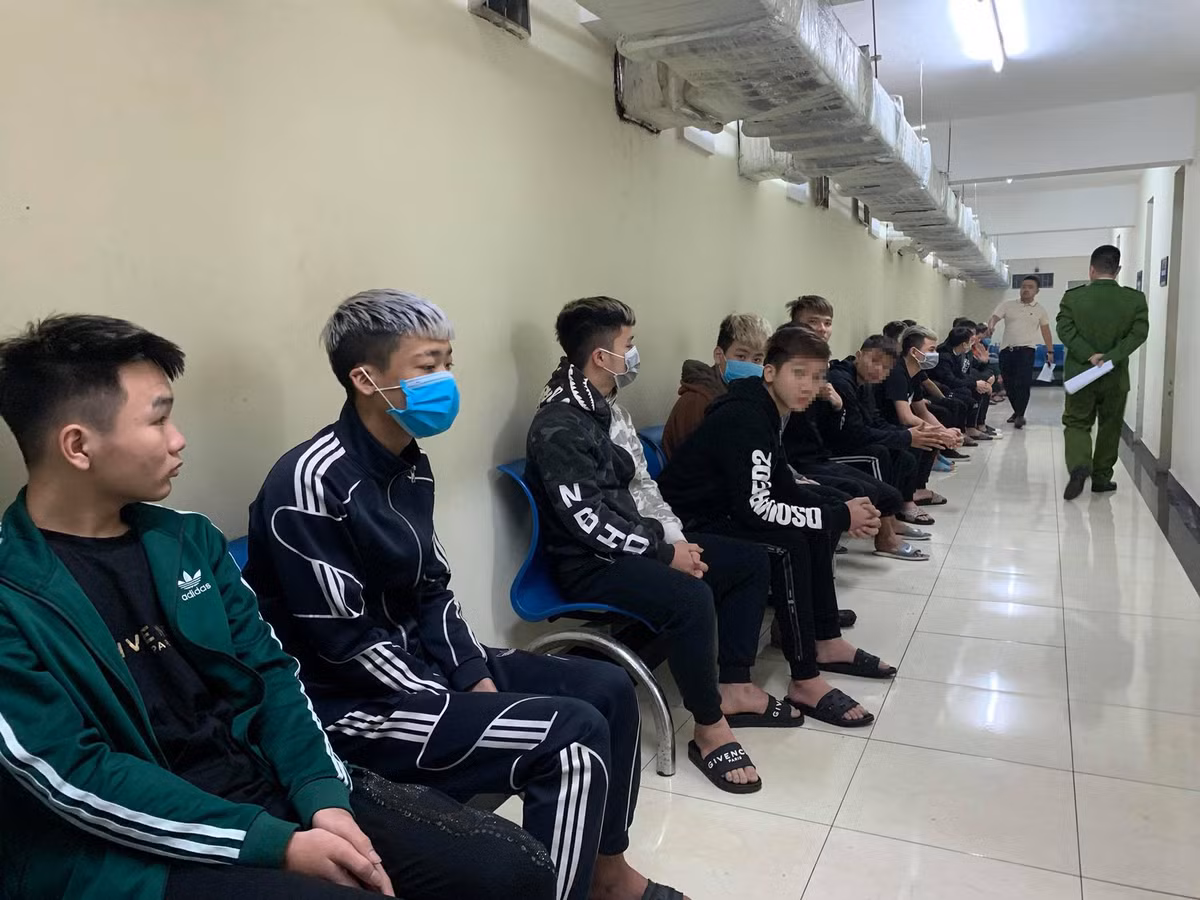 Tin nong ngay 8/3: Dang cho ban gai tren duong thanh nien bi chem tu vong