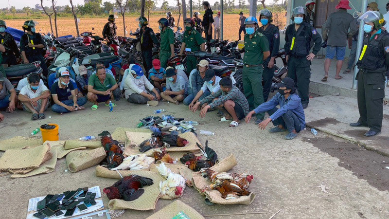  Đánh úp trường gà lớn ở Tiền Giang: Ngày 8/3, Công an tỉnh Tiền Giang cho biết, vừa triệt phá tụ điểm đá gà ăn tiền quy mô lớn tại thị trấn Vàm Láng, huyện Gò Công Đông. Cơ quan chức năng đã đột nhập vào khu đất trống ở thị trấn Vàm Láng, huyện Gò Công Đông, phát hiện khoảng 100 người đang sát phạt nhau bằng hình thức đá gà ăn tiền, bắt giữ 42 người, tạm giữ 12 con gà đá, 54 xe máy, 29 điện thoại di động, hơn 200 triệu đồng… người tên Mát Lượng (ngụ thị xã Gò Công) đứng ra tổ chức và làm chủ.