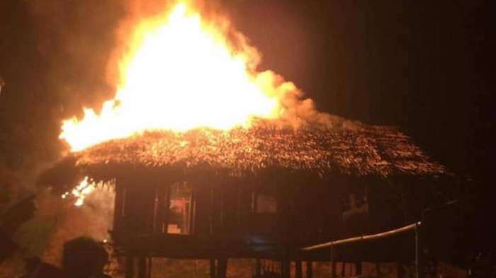  Châm lửa đốt nhà vì xin tiền mẹ không được: Sau khi xin tiền mẹ không được, thanh niên tên Huỳnh (21 tuổi, trú xã Đồng Văn, huyện Quế Phong, Nghệ An), đã cầm dao đuổi chém mọi người khiến bà mẹ hoảng sợ chạy trốn. Chưa dừng lại ở đấy, Huỳnh còn châm lửa đốt nhà bố mẹ. Hôm nay, Công an huyện Quế Phong (Nghệ An) cho biết đang điều tra, làm rõ vụ việc nam thanh niên phóng hỏa đốt nhà.