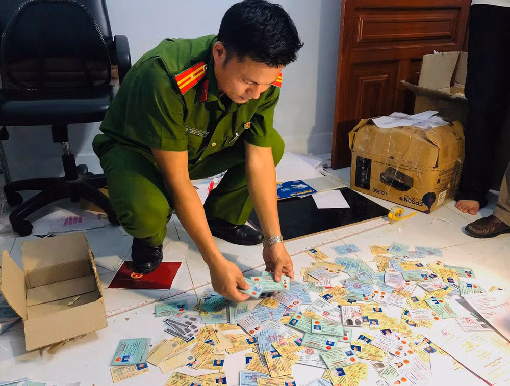  51 bị can làm giả tài liệu của cơ quan, tổ chức: Cơ quan CSĐT, Công an tỉnh Đắk Nông đã kết luận điều tra chuyển Viện Kiểm sát nhân dân cùng cấp đề nghị truy tố Nguyễn Văn Phương (SN 1996, trú tại xã Trung An, huyện Vũ Thư, tỉnh Thái Bình) cùng 50 bị can khác về tội làm giả tài liệu của cơ quan, tổ chức. Các đối tượng chuyên làm giả tài liệu của cơ quan, tổ chức, thu giữ nhiều tang vật liên quan, chủ yếu là giấy phép lái xe (GPLX) ô tô, mô tô, xe máy và các loại văn bằng, chứng chỉ.... 