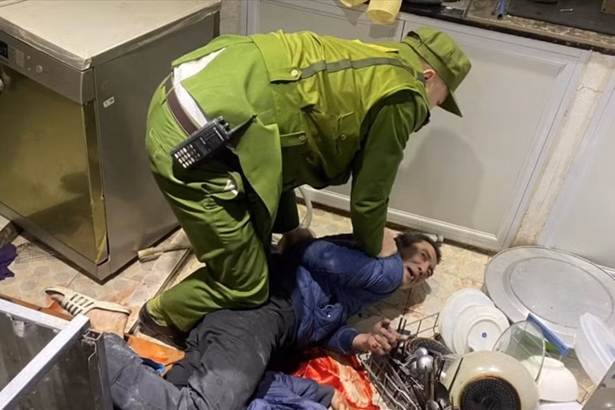  Truy tố kẻ đâm chết nghệ sĩ Opera Mạnh Dũng: Ngày 1/3, Công an TP.Hà Nội đã hoàn tất kết luận, đề nghị truy tố Dương Quang Bình (44 tuổi, ở Hoàn Kiếm, Hà Nội) về tội Giết người. Bình trước khi đâm chết em rể - nghệ sĩ ưu tú Mạnh Dũng - đã gây gổ với vợ chồng em gái rồi châm lửa đốt xe máy. Cơ quan chức năng xác định Bình rối loạn loạn thần do sử dụng nhiều loại ma tuý, chất kích thích khác. 