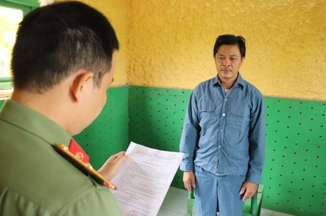  3 bị can trong đường dây tổ chức vượt biên trái phép: Công an tỉnh Đồng Tháp đã ban hành kết luận điều tra, chuyển hồ sơ sang Viện KSND cùng cấp đề nghị truy tố 3 bị can trong vụ án tổ chức, môi giới cho người khác trốn đi nước ngoài hoặc ở lại nước ngoài trái phép, xảy ra tại xã Bình Phú (huyện Tân Hồng). Nhóm bị can nêu trên đã tổ chức 2 lần, đưa tổng cộng 8 người Việt Nam vượt biên trái phép sang Campuchia để đi Thái Lan. (1 trong số 3 bị can).