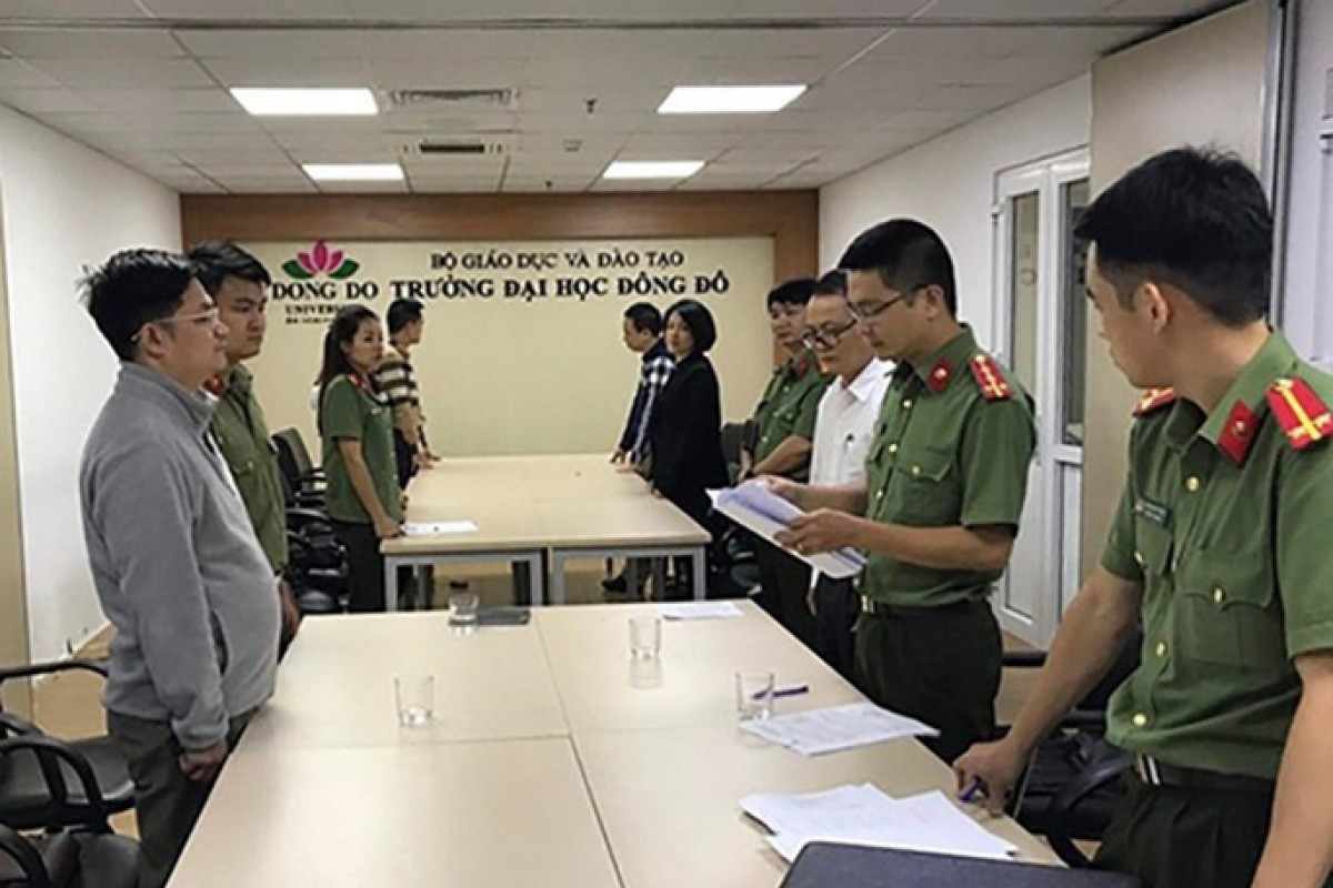  Đề nghị truy tố 10 bị can vụ bằng giả tại Đại học Đông Đô: Bộ Công an vừa ban hành kết luận điều tra bổ sung, đề nghị VKSND Tối cao truy tố 10 bị can về tội Giả mạo trong công tác xảy ra tại Đại học Đông Đô. Cơ quan điều tra xác định Dương Văn Hòa (Cựu Hiệu Trưởng trường Đại học Đông Đô) phải chịu trách nhiệm hình sự với 203 cá nhân được Đại học Đông Đô cấp bằng giả. 9 bị can còn lại có vai trò đồng phạm. Nhóm bị can đã hưởng lợi qua việc cấp bằng giả cho 203 trường hợp là 2,6 tỷ đồng.